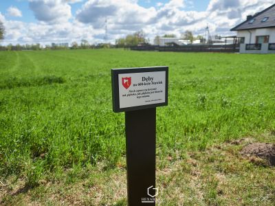 Tabliczka z napisem dęby