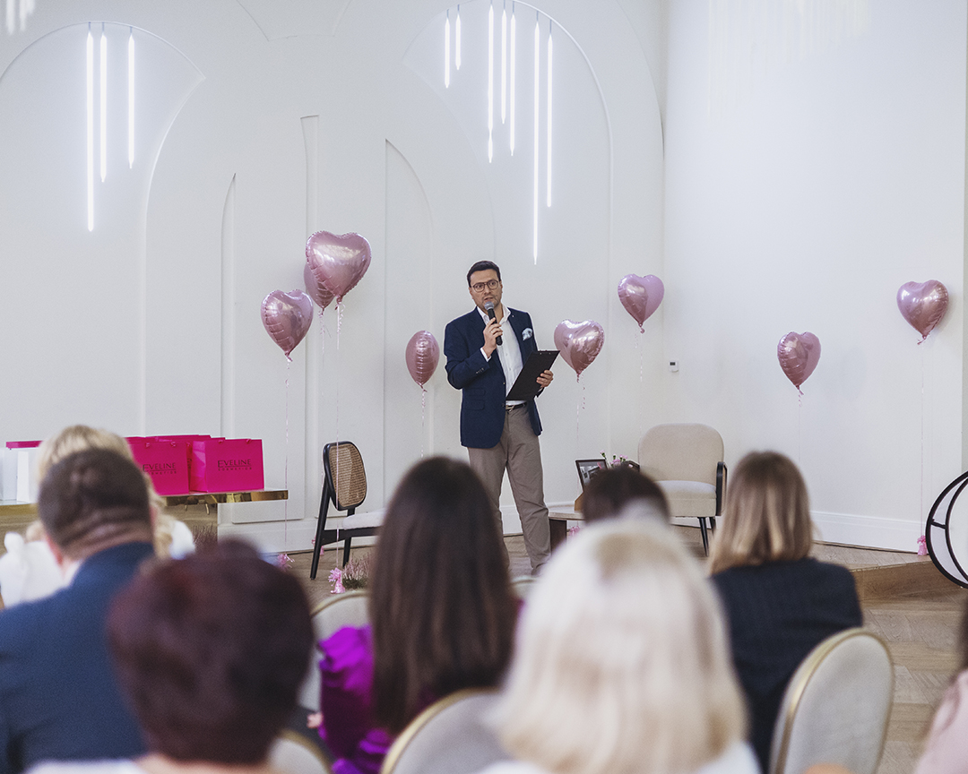 Uczestniczki wydarzenia Dotyk różu 2. Mama, córka i babcia poświęconego profilaktyce i zdrowiu kobiet