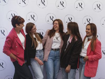 Uczestniczki wydarzenia Dotyk różu 2. Mama, córka i babcia poświęconego profilaktyce i zdrowiu kobiet