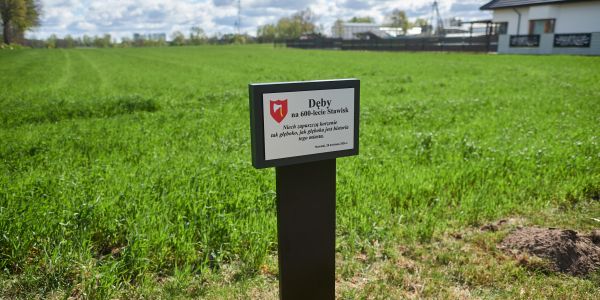 Tabliczka z napisem dęby