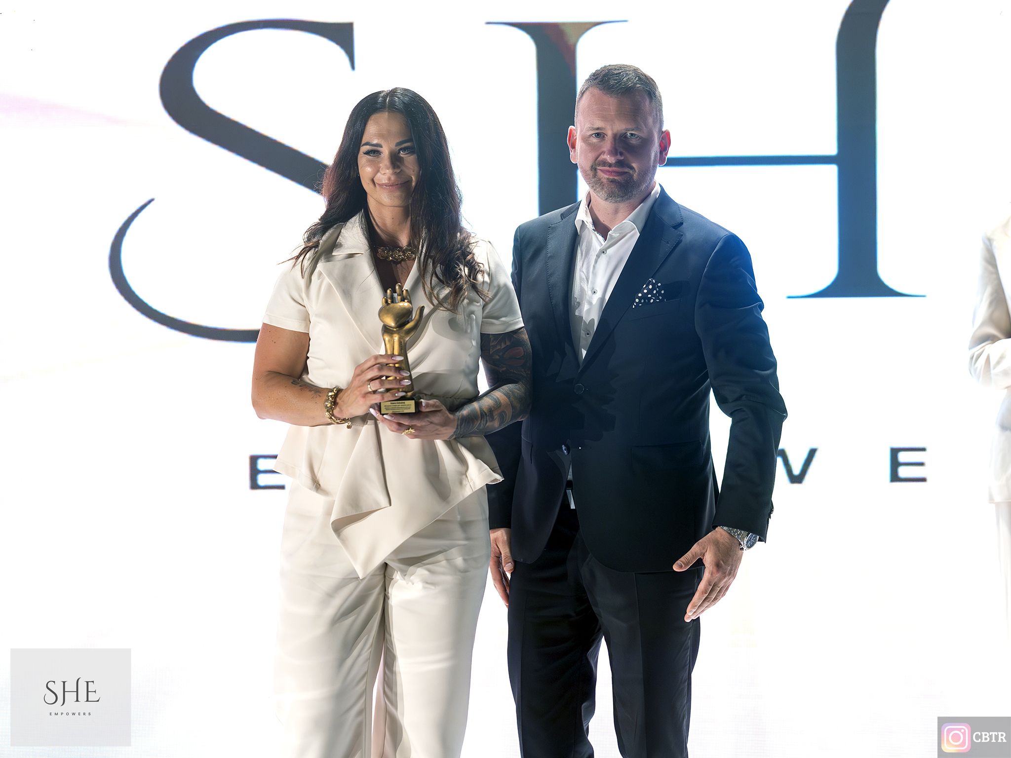 Prezes Zarządu Hexa Banku Spółdzielczego z laureatką projektu She Empowers Powiększ zdjęcie