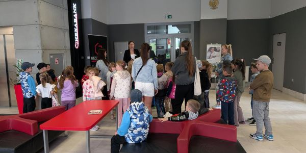 Dzieci z grup Myszki i Motylki z Dwujęzycznego Bajkowego Przedszkola podczas wizyty w HEXA Banku Spółdzielczym w Piątnicy z okazji Dnia Dziecka