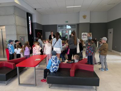 Dzieci z grup Myszki i Motylki z Dwujęzycznego Bajkowego Przedszkola podczas wizyty w HEXA Banku Spółdzielczym w Piątnicy z okazji Dnia Dziecka