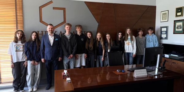 Uczniowie Zespołu Szkolno-Przedszkolnego im. mjr. Władysława Raginisa podczas wizyty edukacyjnej w HEXA Banku Spółdzielczym w Piątnicy.